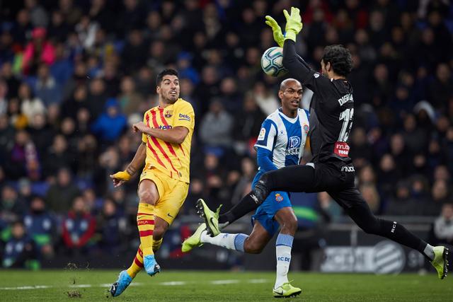 文班亚马观战巴黎4比2曼城 获赠印马刺字样球衣